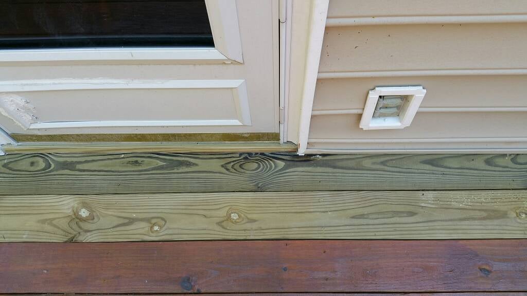 Should I drill weep holes in horizontal J channel under vinyl siding