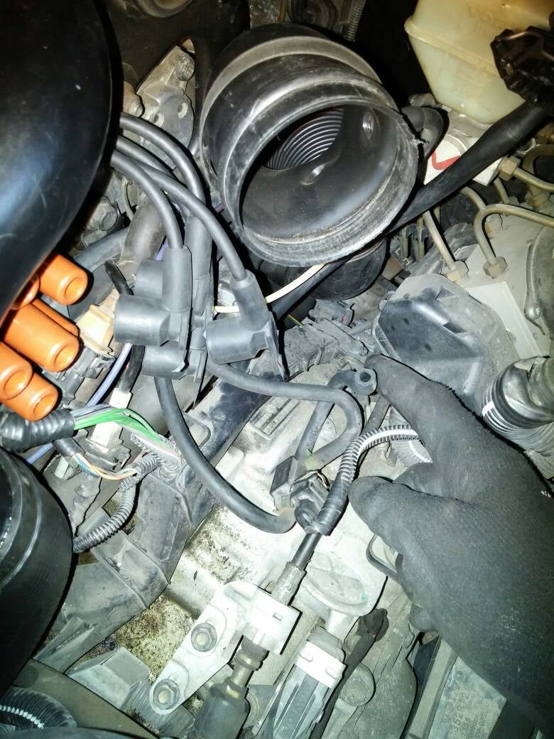 1998 S70 T5 Misfire cyl 4 code, won't start, oil in spark plug wells, wrecked distributor cap