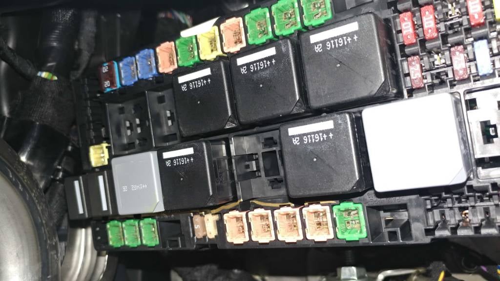 3 cigarette lighter sockets, 1 dead. Different fuses? Ford Transit