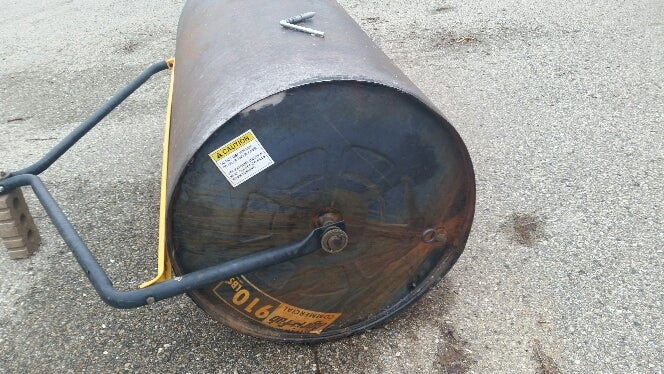 How to Fill a Lawn Roller With Sand 