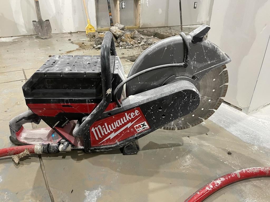 Milwaukee MX FUEL Scie à Tronçonner 14 Pouces MXF314 - Outil Seul Avec Batterie Et Chargeur