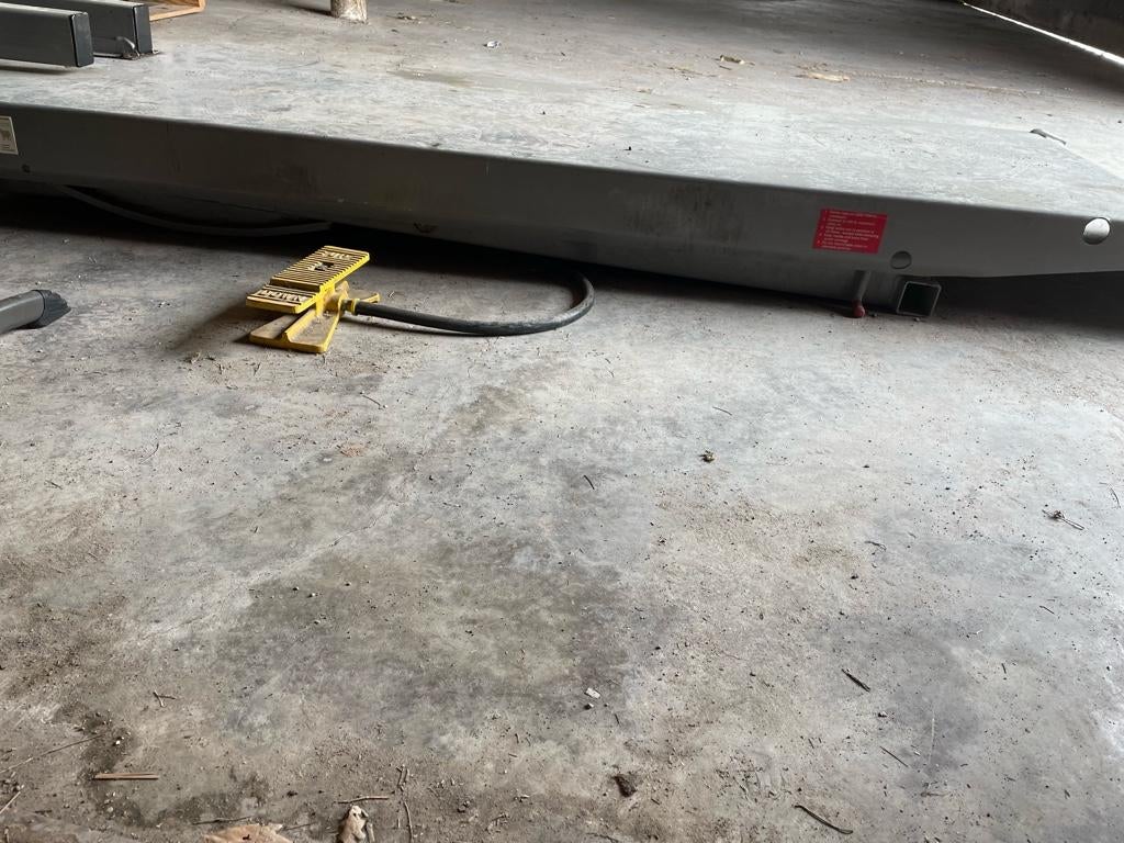 For sale Motorcycle Lift (Handy Lift) compressed air lift with front